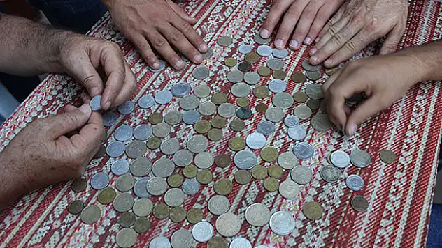 Karı koca 43 yıldır madeni para kolleksiyonu yapıyor