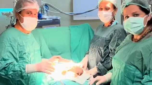 Karın ağrısı şikayetiyle hastaneye gitti, midesinden 50 santim uzunluğunda saç yumağı çıktı
