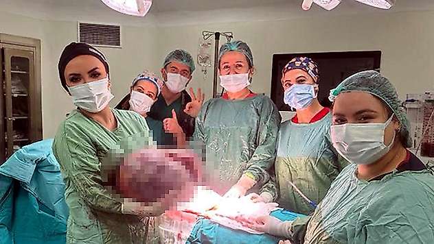 Karın şişliği için hastaneye giden kadının vücudundan 20 kiloluk kitle çıkarıldı

