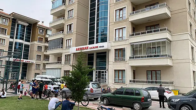 Karısını bıçaklayarak öldürüp başında bekledi