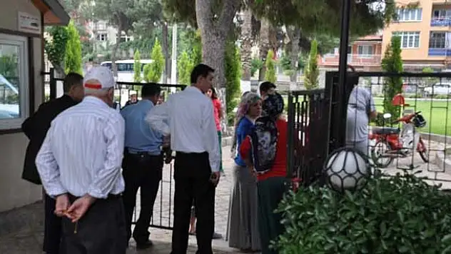 Karısını ve çocuklarını yakmak istedi
