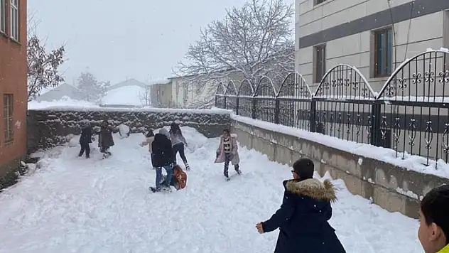 Karlıova'da kar vatandaşa çile, çocuklara eğlence oldu
