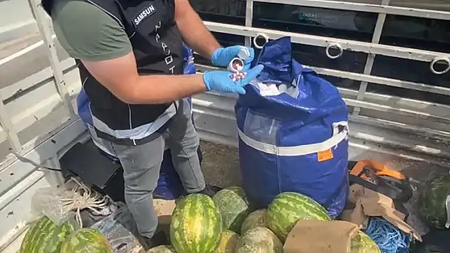 Karpuz yüklü kamyonette 110 bin uyuşturucu hap ele geçirildi
