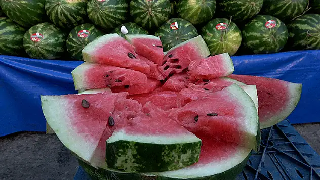 Karpuzun yıkanmadan kesilmesi 'salmonella' riskini artırıyor