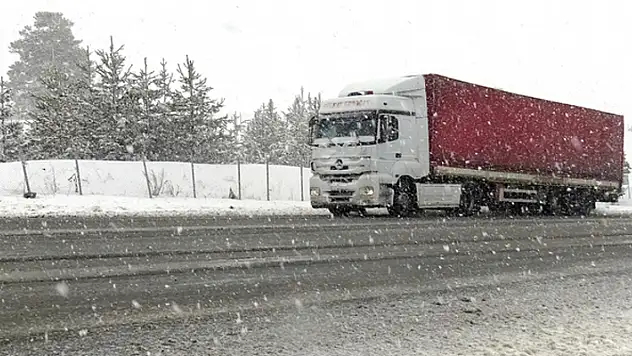 Kars'a nisan ayında kar yağdı

