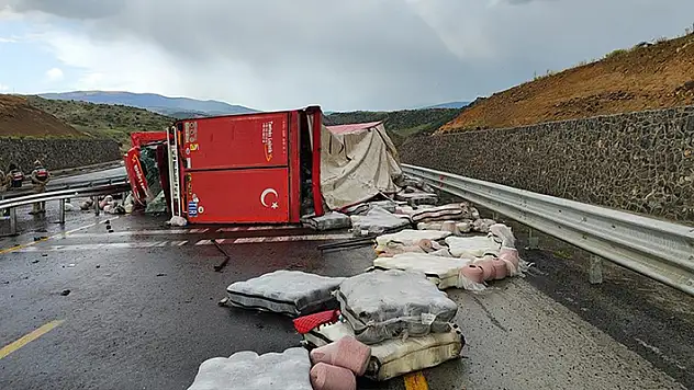Kars-Erzurum kara yolu kaza yapan tır nedeniyle bir süre ulaşıma kapandı
