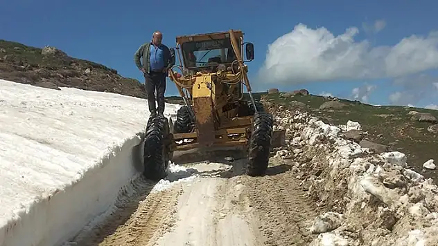 Kars'ta 2 bin 700 rakımda yaz mevsiminde karla mücadele devam ediyor 