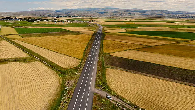 Kars'ta halı ve kilim desenine bürünmüş tarım arazileri dron ile görüntülendi
