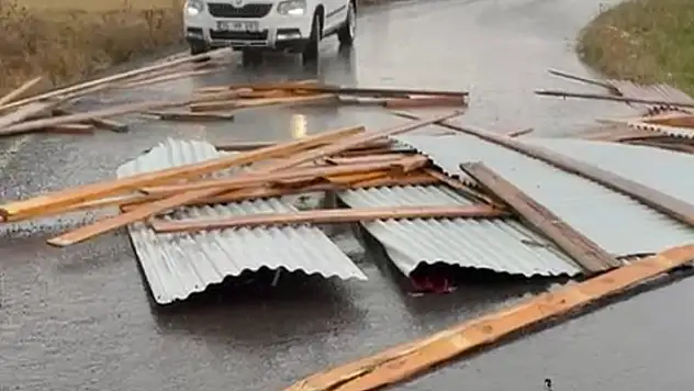 Kars'ta hortum evlerin çatılarını uçurdu
