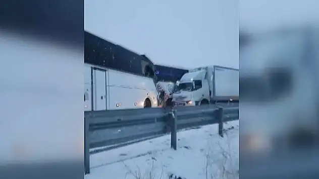 Kars'ta iki otobüsün karıştığı zincirleme trafik kazasında 2 kişi öldü, 8 kişi yaralandı
