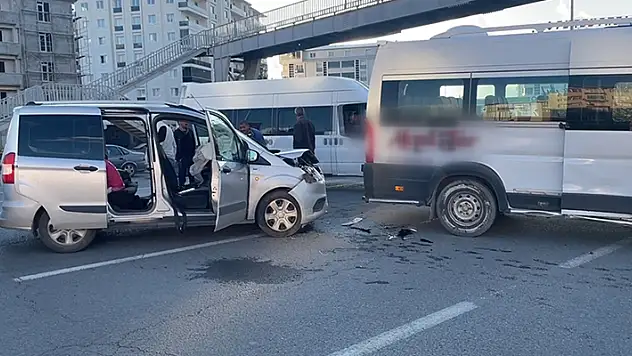 Kars'ta öğrenci servisi ile otomobilin çarpıştığı kazada 6 kişi yaralandı
