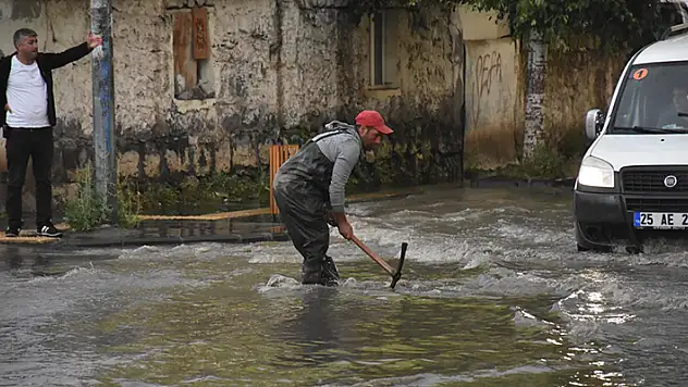 Kars'ta sağanak ve dolu su baskınlarına neden oldu
