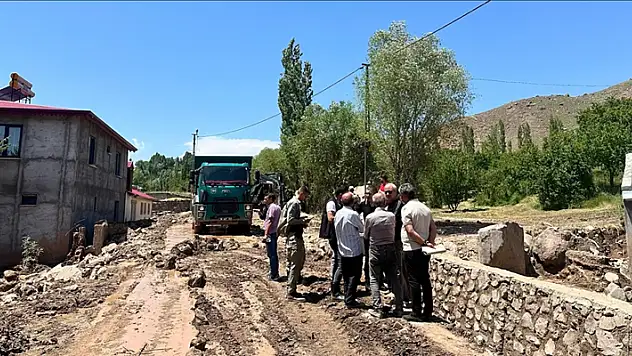 Kars'ta sel nedeniyle bazı ev ve ahırlarda hasar oluştu
