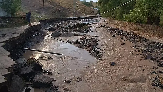 Kars'ta sel nedeniyle bir köyde ev, ahır ve yollar zarar gördü
