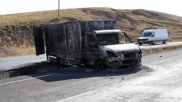 Kars'ta yol kesen teröristler araç yaktı