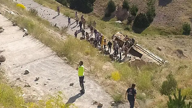 Kars'ta yolcu otobüsünün şarampole devrilmesi sonucu 7 kişi hayatını kaybetti, 22 kişi yaralandı

