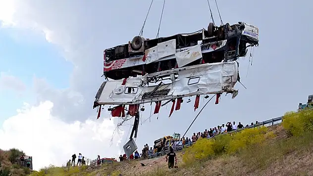Kars'taki yolcu otobüsü kazasında ölenlerin sayısı 8'e yükseldi
