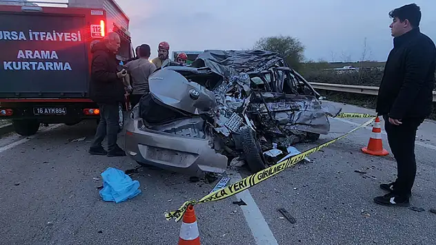 Karşı şeride geçen otomobil tırın altına girdi: 2 ölü, 1 yaralı
