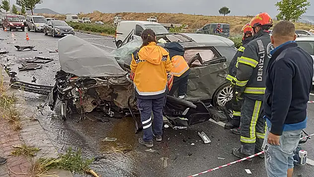 Karşı şeride geçen otomobilin çarptığı otomobildeki karı- kocayı ölüm ayırdı
