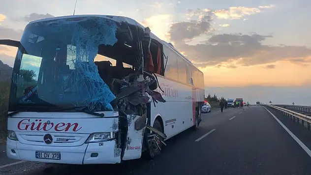 Karşı şeride geçen tır otobüsle kafa kafaya çarpıştı: 2 ölü, 6'sı ağır 20 yaralı