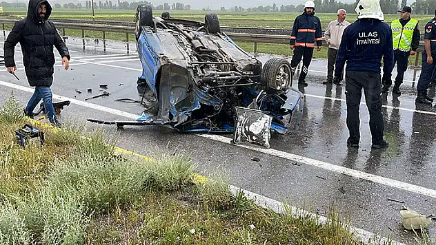 Karşı şeride geçip iki araca çarpan otomobil takla attı: 1 ölü, 4 yaralı