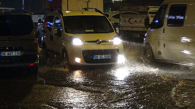 Kars'ı yağmur vurdu, caddeler göle döndü
