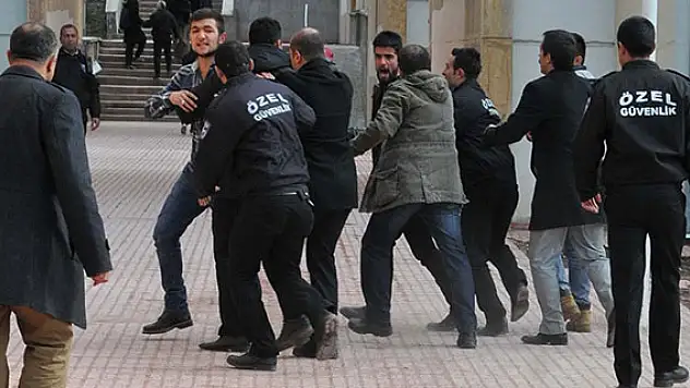 Karşıt görüşlü öğrenciler arasında kavga çıktı