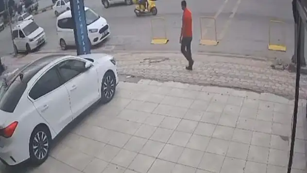Karşıya geçmeye çalışan yaşlı adama kamyonet çarptı: O anlar kamerada