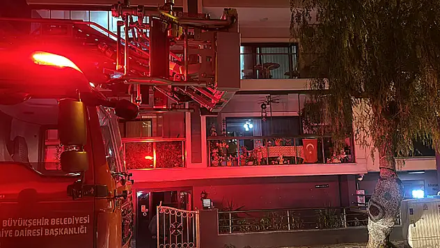 Karşıyaka'da bir evde çıkan yangında 3 kişi dumandan etkilendi
