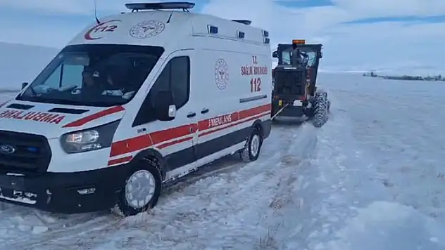 Kars'ta hastaya giden ambulans kara saplandı
