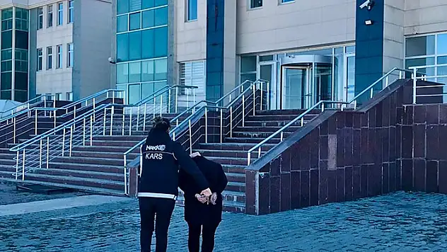 Kars'ta İranlı kadının makatından 94 parça uyuşturucu çıktı
