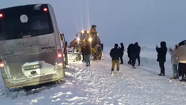 Kars'ta kar nedeniyle mahsur kalan tur otobüsündeki 30 kişi kurtarıldı

