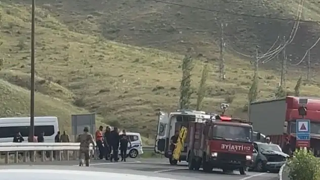 Kars'ta tır ile otomobil çarpıştı: 1 ölü, 2 yaralı