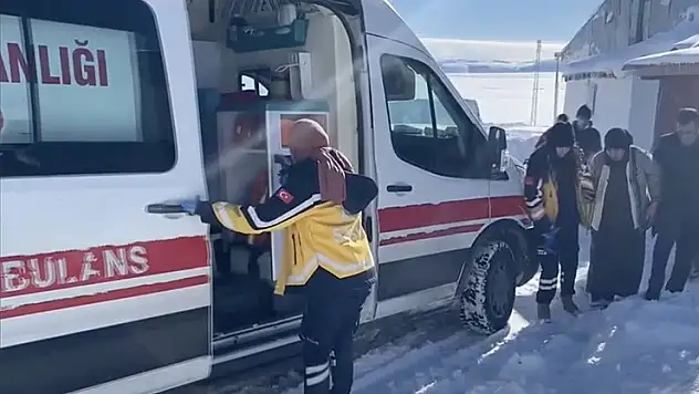 Kars'ta yoğun kar nedeniyle köyde mahsur kalan hasta ekiplerce kurtarıldı