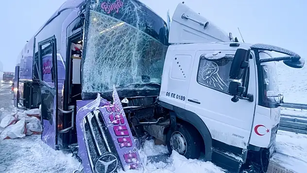 Kars'ta yolcu otobüsünün kargo kamyonuna çarptığı kazada 9 kişi yaralandı