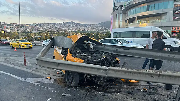 Kartal D-100 Karayolu'nda taksi bariyere saplandı
