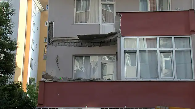 Kartal'da 5 katlı binanın balkonu çöktü
