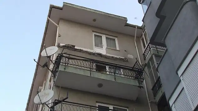 Kartal'da 6 katlı binada balkon çöktü
