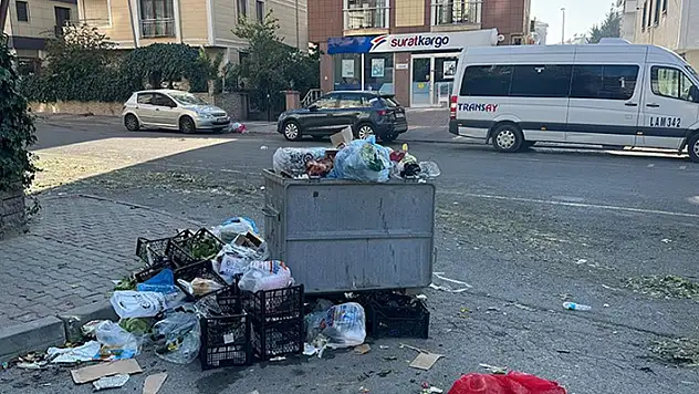 Kartal'da işçilerin grevi nedeniyle çöp yığınları oluştu