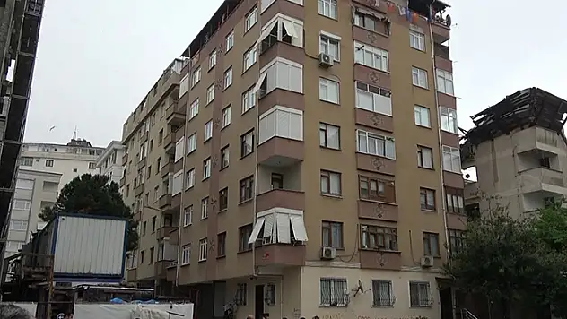 Kartal'da kolonunda çatlak oluşan 7 katlı apartman tahliye edildi
