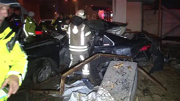 Kartal'da kontrolden çıkan araç üst geçidin direğine çarptı: 1 ölü, 1 ağır yaralı
