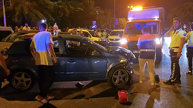 Kartal'da otomobil park halindeki 3 araca çarptı: 3 yaralı