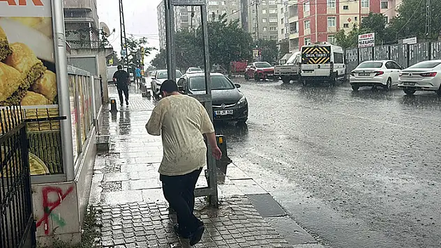 Kartal'da sağanak yağış etkili oldu hazırlıksız yakalananlar zor anlar yaşadı