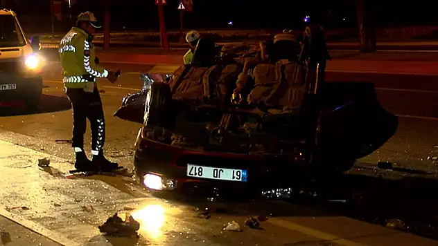 Kartal'da, yarışan 3 otomobilin sürücüsü zincirleme kazaya neden oldu: 5 yaralı

