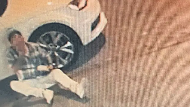 Kartal'da kaldırımda yürüyen adama yumrukla saldırdılar