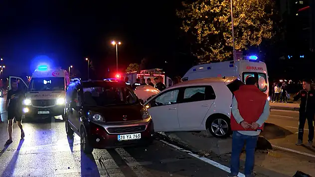 Kartal'da, kırmızı ışıkta geçen otomobilin 2 araca çarptığı kaza kamerada 3 yaralı
