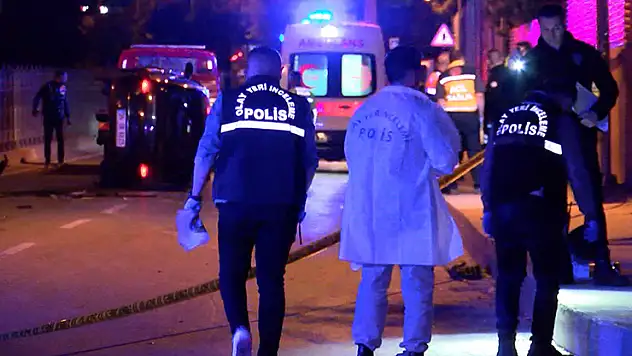 Kartal'da otomobil kaldırıma çarpıp devrildi: 1 ölü