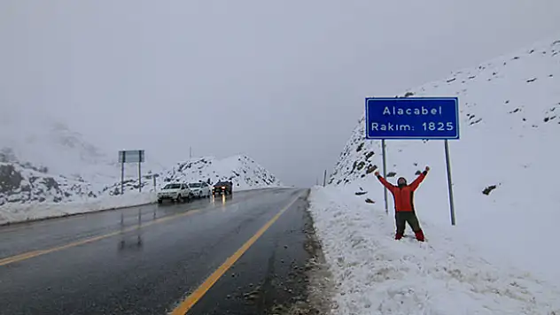 Kartopu oynamak için 300 kilometre yol katediyorlar
