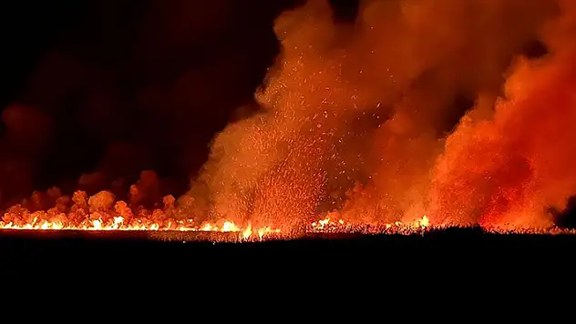 Kaş'ta sazlık alanda çıkan yangına müdahale ediliyor
