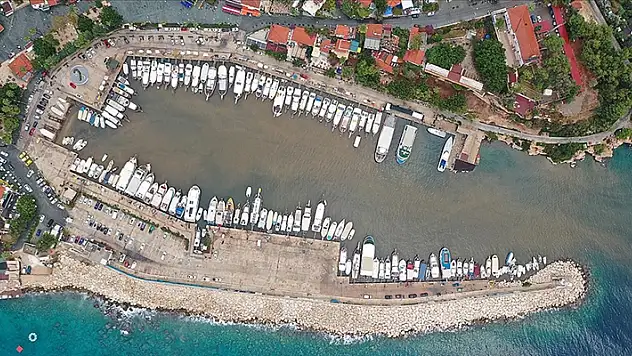 Kaş'ta yağmurun ardından denizin rengi değişti
